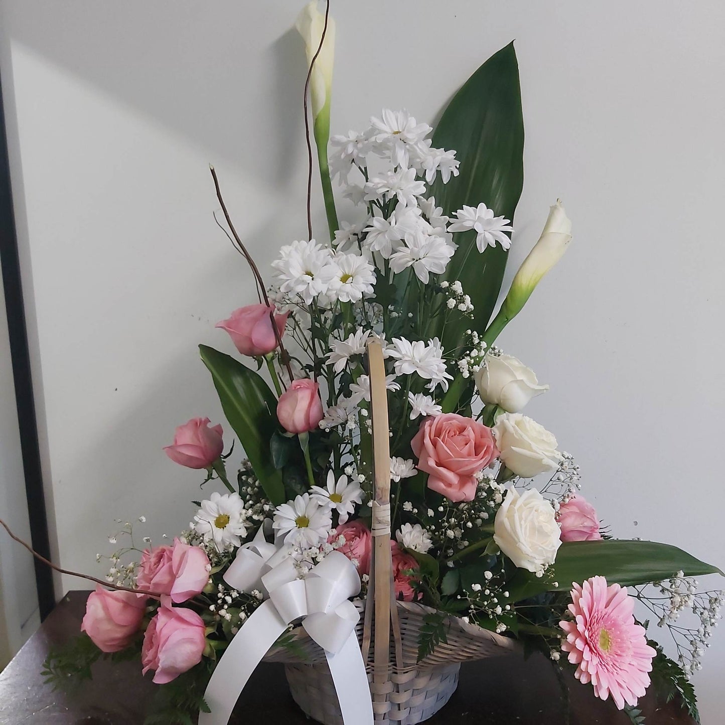 corbeille dans un panier rose et blanche
