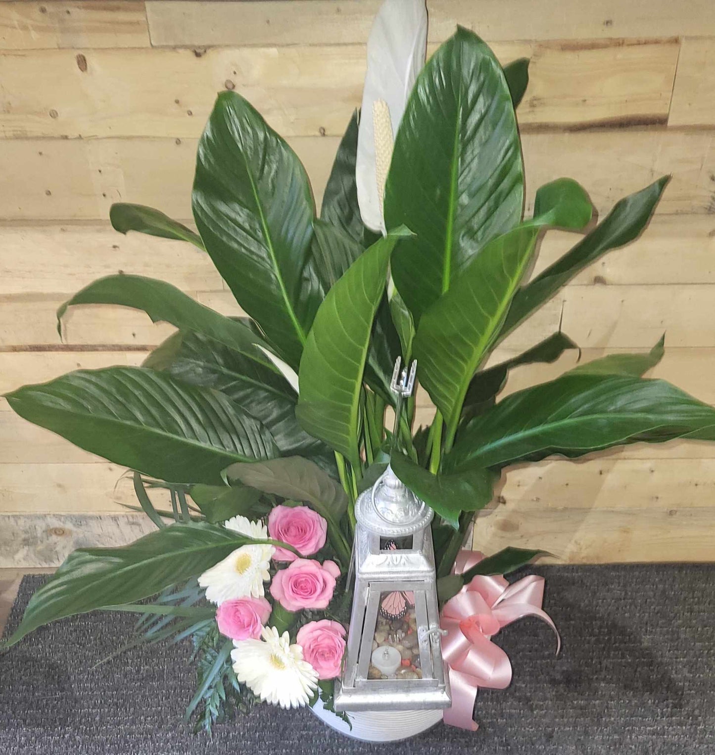 lanterne avec lys et fleurs coupées