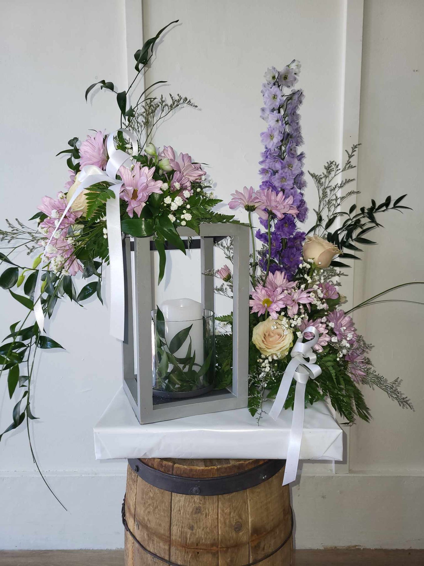corbeille avec lanterne rose et blanc