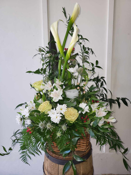 arrangement blanc avec chandelle