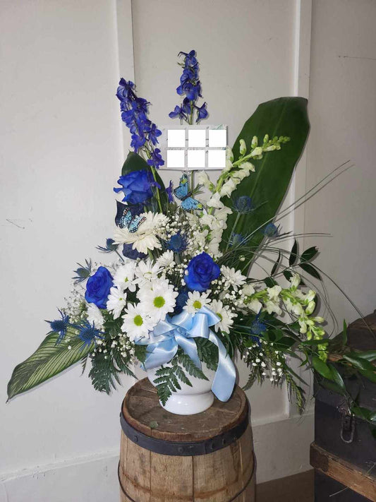 Corbeille avec delphinium bleu