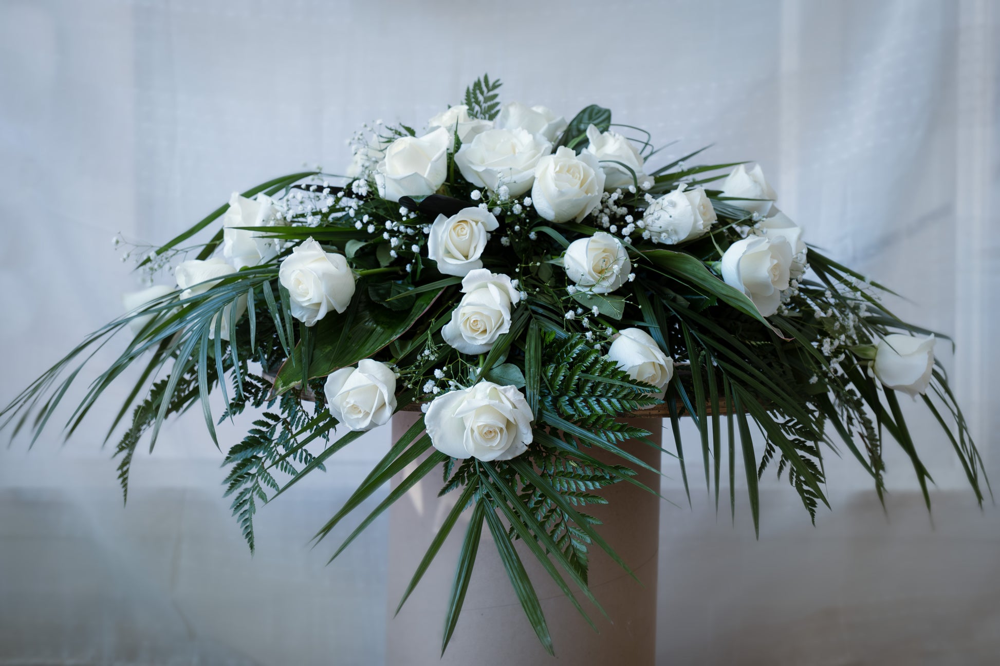 composition de roses blanches avec soupirs de bébé. Ce coussin peut être fait avec différentes couleurs de rose