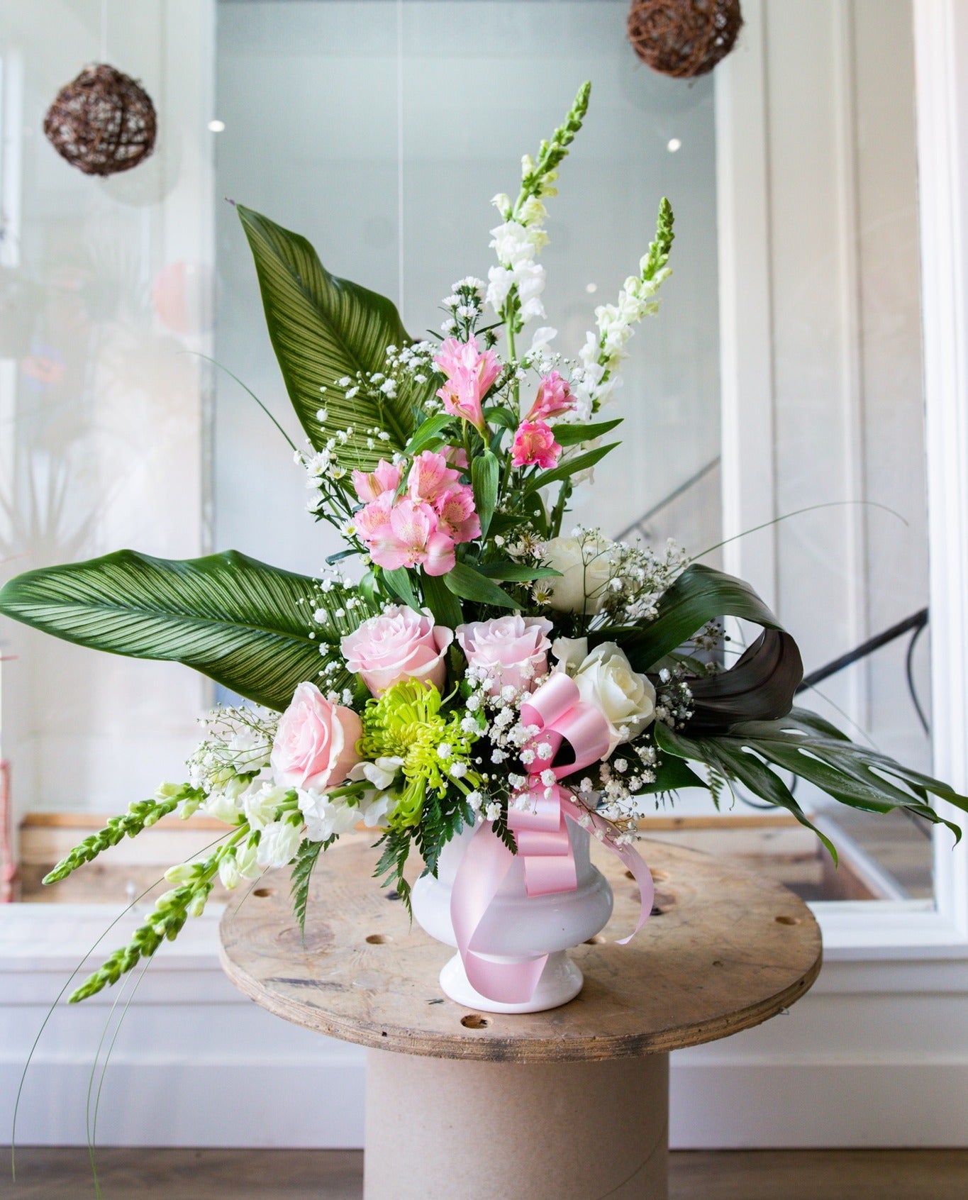 corbeille rose et blanche