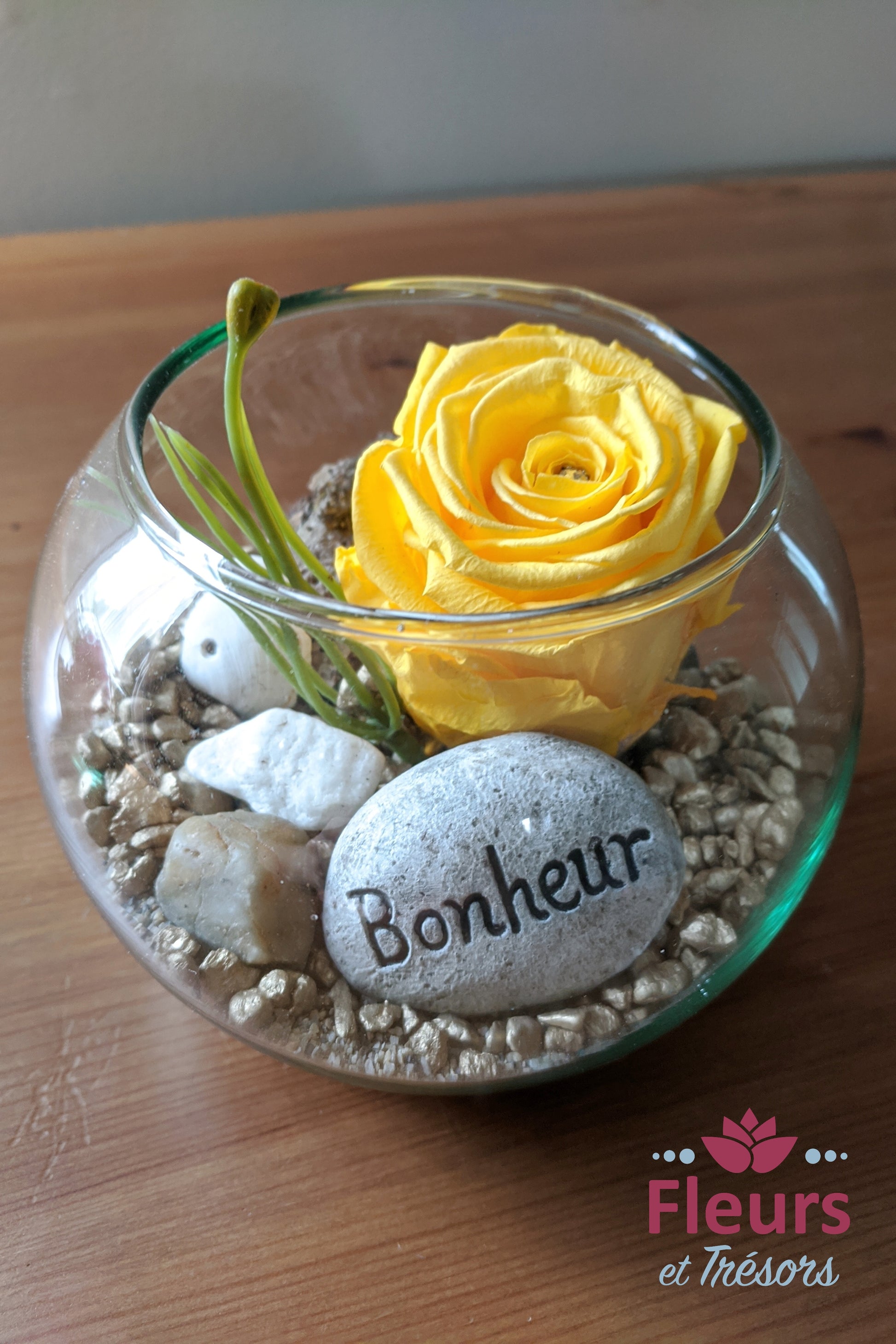 Rose éternelle jaune dans un vase. Disponible achat en ligne livraison à Victoriaville. 