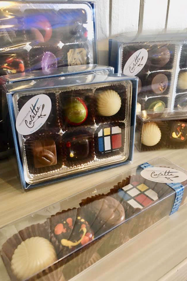 Assortiment de 6 chocolats, produit de qualité d'une compagnie victoriavilloise.  Les chocolats de Colette sont des chocolats belges fabriqués de façon artisanale et sont très appréciés en tout temps. Disponible en ligne, livraison à Victoriaville